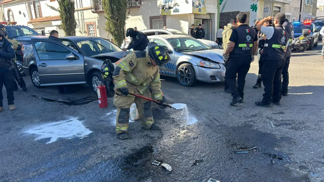 VIDEO | Choque en zona centro de Durango provoca volcadura y cuantiosos daños