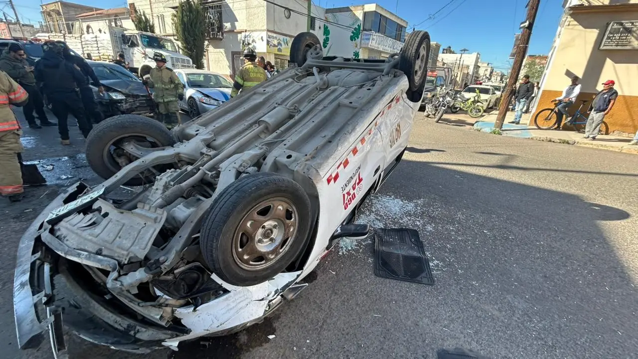 VIDEO | Choque en zona centro de Durango provoca volcadura y cuantiosos daños