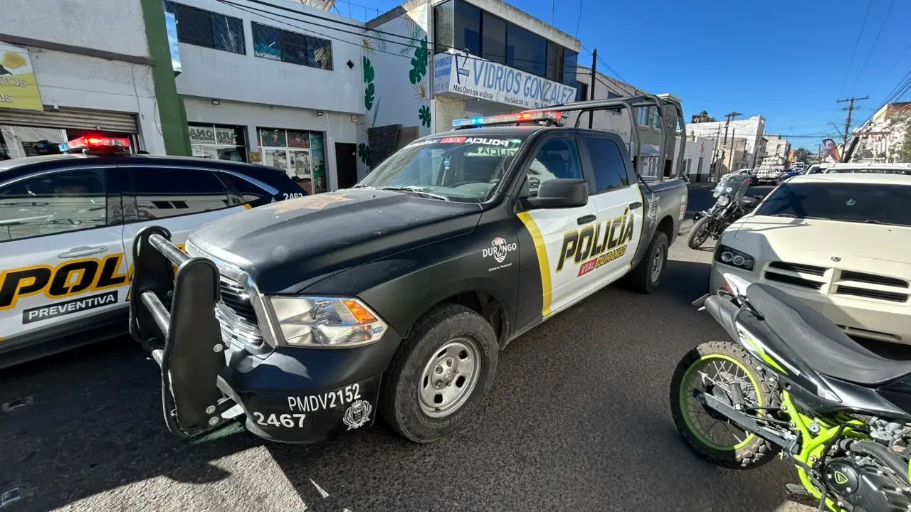 VIDEO | Choque en zona centro de Durango provoca volcadura y cuantiosos daños