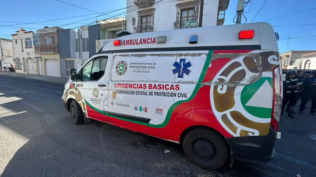 VIDEO | Choque en zona centro de Durango provoca volcadura y cuantiosos daños