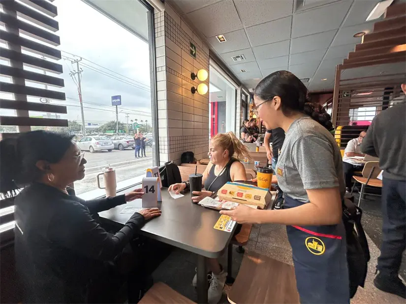imagen recuadro La nueva sucursal de McDonald’s en Apodaca ofrece empleo y refleja un enfoque innovador hacia la sostenibilidad y la comunidad. Foto: Rosy Sandoval