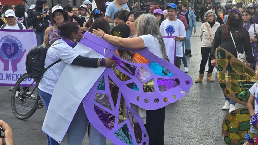 Mujeres de colectivos se abrazan. Foto: Mario Flores 