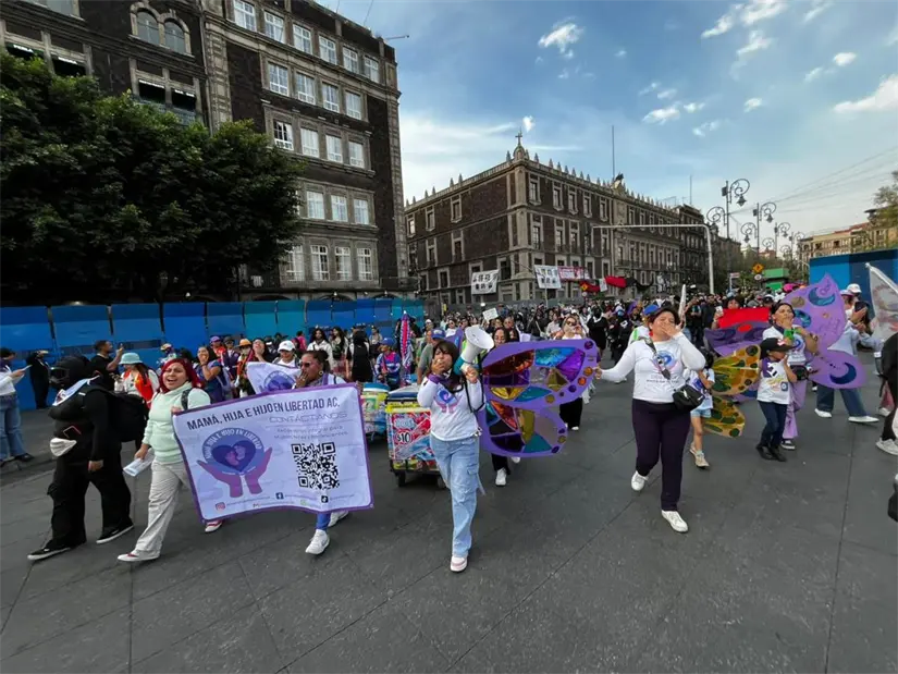 Marcha del 25N entrando al Zócalo 
