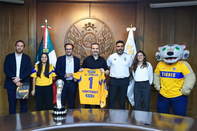 imagen recuadro Sesión de cabildo en Monterrey: el alcalde Adrián de la Garza y directivos de Tigres varonil y femenil. Foto: Gobierno de Monterrey