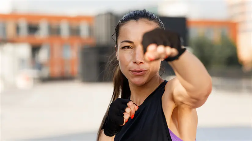 El taller gratuito de defensa personal, tiene como objetivo proporcionar a las mujeres herramientas físicas y emocionales para enfrentar distintos tipos de violencia, FOTO: Facebook (Gobierno de Tlaquepaque) 