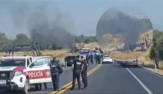 Bloqueo total en la autopista Puebla-Tlaxcala tras incendio de maquinaria
