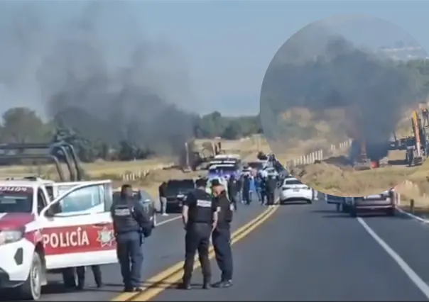 Bloqueo total en la autopista Puebla-Tlaxcala tras incendio de maquinaria