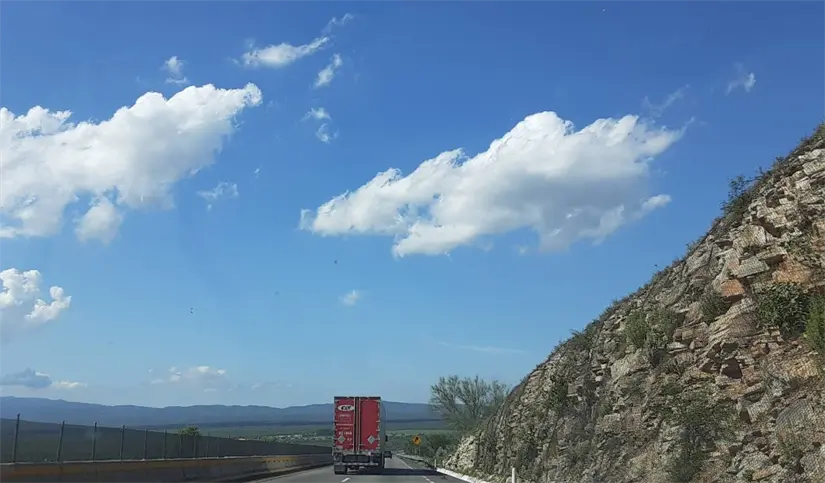 imagen recuadro Parte de la Autopista Monterrey-Nuevo Laredo y un tráiler circulando por la vía. Foto: Google Maps