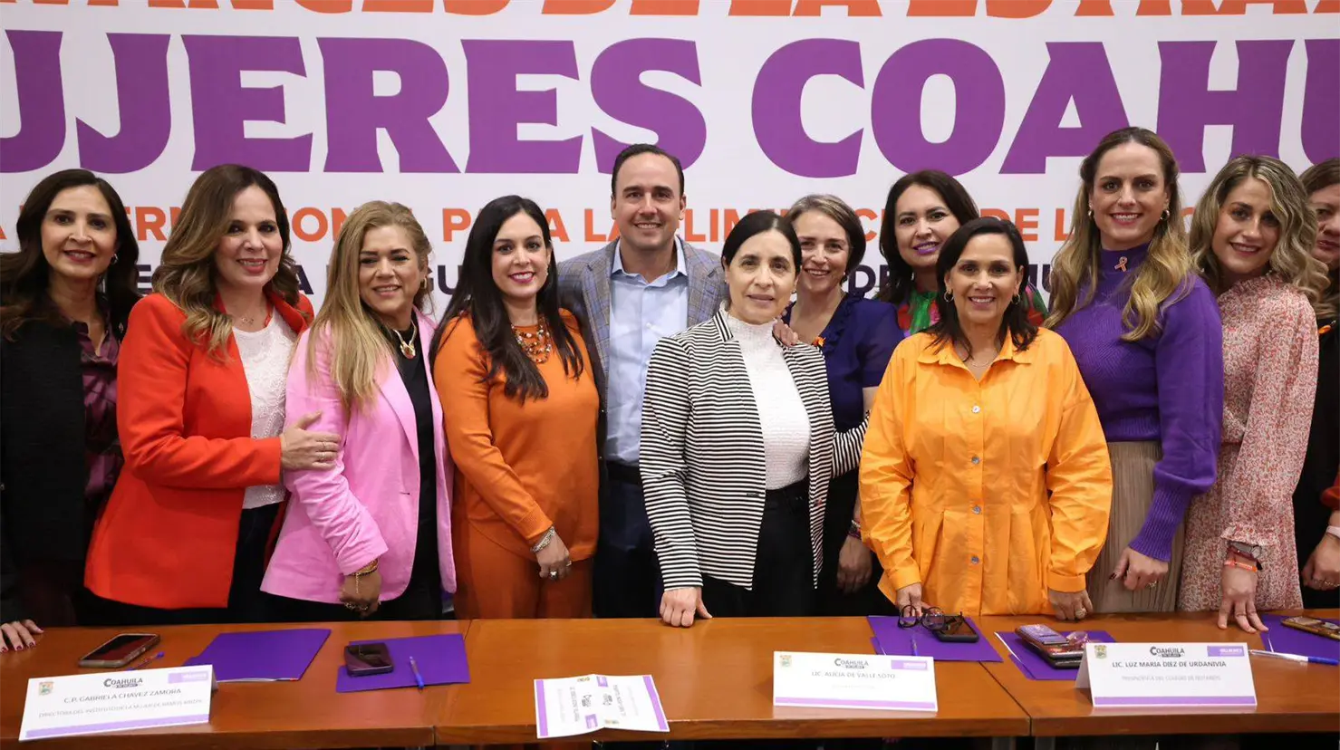 El gobernador Manolo Jiménez con funcionarias. (Manolo Jiménez)