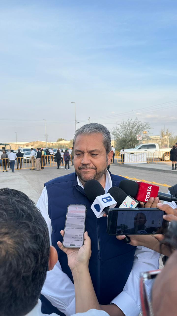 Arriban funcionarios al Coliseo Centenario para el informe