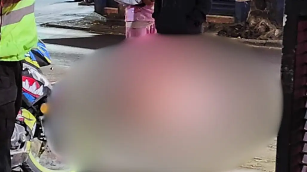 VIDEO | Metrobús arrolla a motociclista en Iztacalco; ambulancias tardan más de 40 minutos en llegar