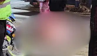 VIDEO | Metrobús arrolla a motociclista en Iztacalco; ambulancias tardan más de 40 minutos en llegar