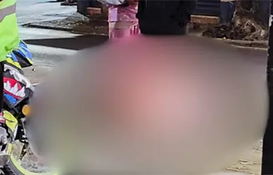 VIDEO | Metrobús arrolla a motociclista en Iztacalco; ambulancias tardan más de 40 minutos en llegar