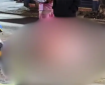 VIDEO | Metrobús arrolla a motociclista en Iztacalco; ambulancias tardan más de 40 minutos en llegar