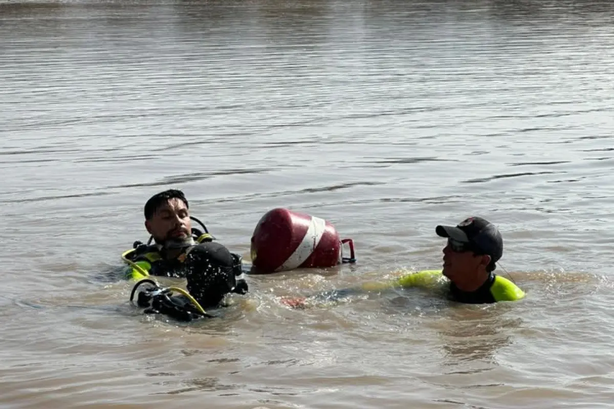 Cuerpos de Rescate buscando el cuerpo del joven ahogado Foto: Protección Civil de Querétaro