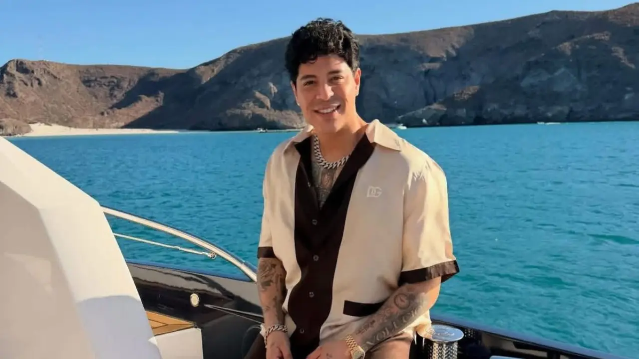 Eduin Caz, vocalista de Grupo Firme presumiendo su paseo por la Bahía de La Paz. Foto: Eduin Caz / Instagram.