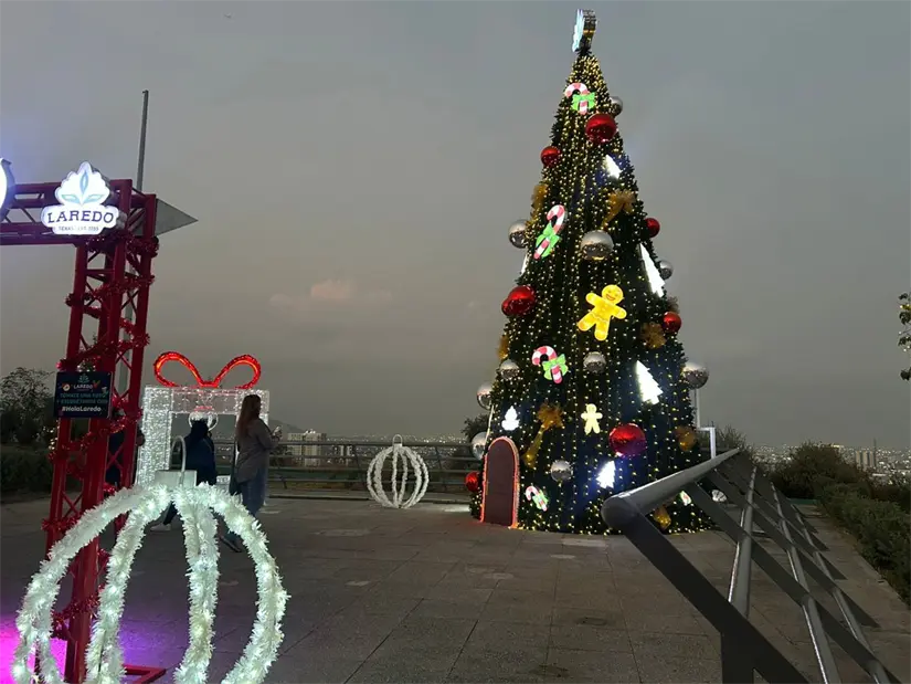 imagen recuadro El Mirador Asta Bandera del Obispado cuenta con decoración navideña, ideal para tus fotografías. Foto: Diego Ovalle