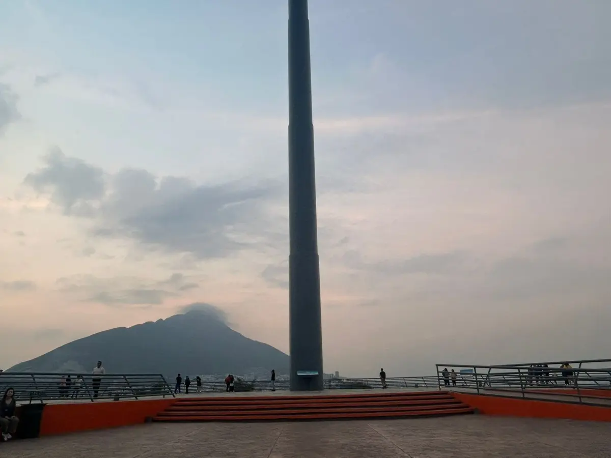 El mirador del Asta Bandera del Cerro del Obispado cuenta con fabulosas vistas de la ciudad de Monterrey. Foto: Diego Ovalle
