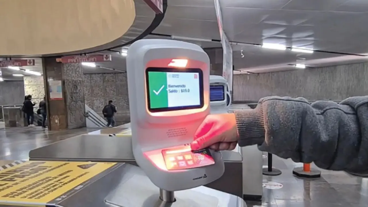 Pagando con tarjeta el acceso a estación del Metro CDMX Foto: Metro CDMX