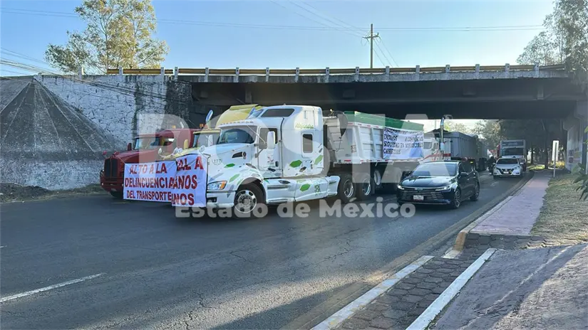 Se registra  el avance lento de convoy de transportistas en Edomex. | Foto: Juan Manuel López