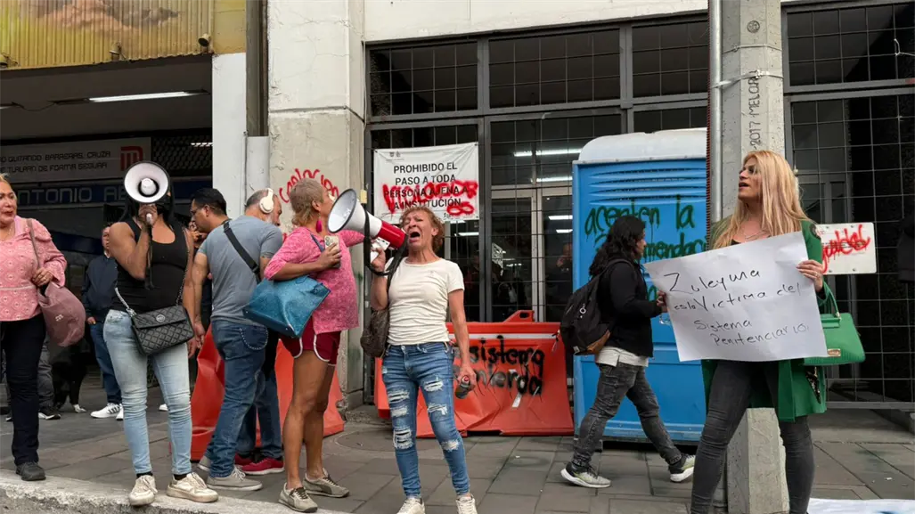 FOTOS | Comunidad trans bloquea San Antonio Abad para exigir justicia por mujeres encarceladas en CDMX