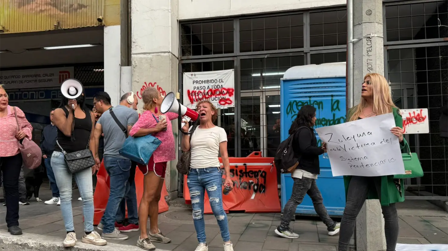 Comunidad trans bloquea San Antonio Abad en CDMX. Foto: Luis Antonio Alfaro