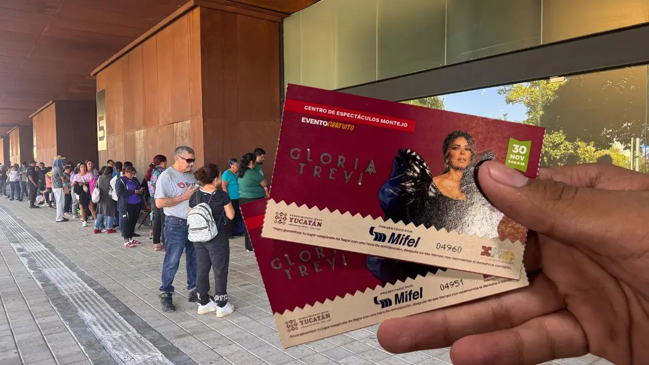 Al fondo, personas hacen fila en el Centro de Convenciones Siglo XXI para obtener un boleto gratis del concierto de Gloria Trevi en Xmatkuil. Al Frente, aspecto de los boletos entregados- Fuente Aejandra Vargas