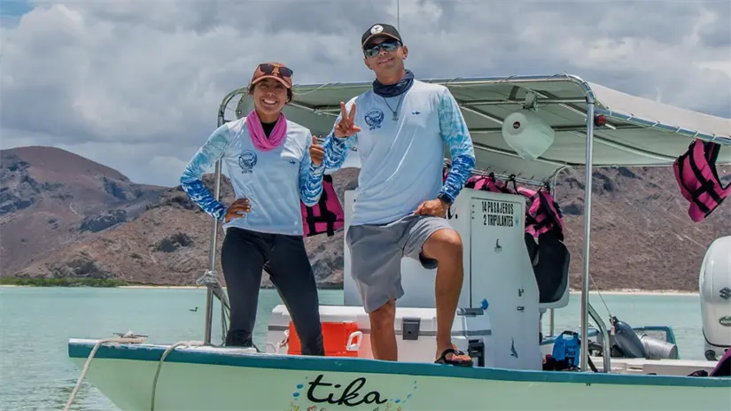imagen recuadro Guías certificados de Buenamar Tours en una embarcación autorizada para la actividad en la zona de uso controlado de La Paz. Foto Buenamar Tour's
