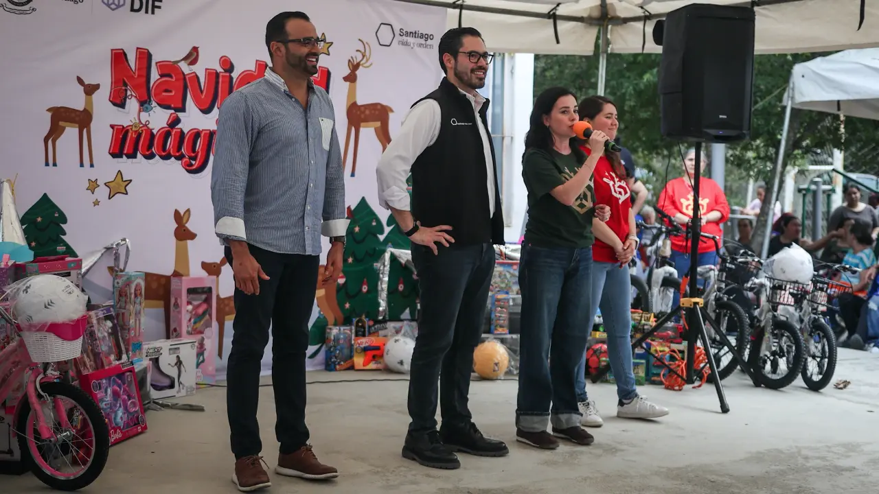 El arranque reunió a habitantes de distintas comunidades que acudieron para disfrutar del espectáculo navideño de El Club de Kids Play. Foto: Gobierno de Santiago.
