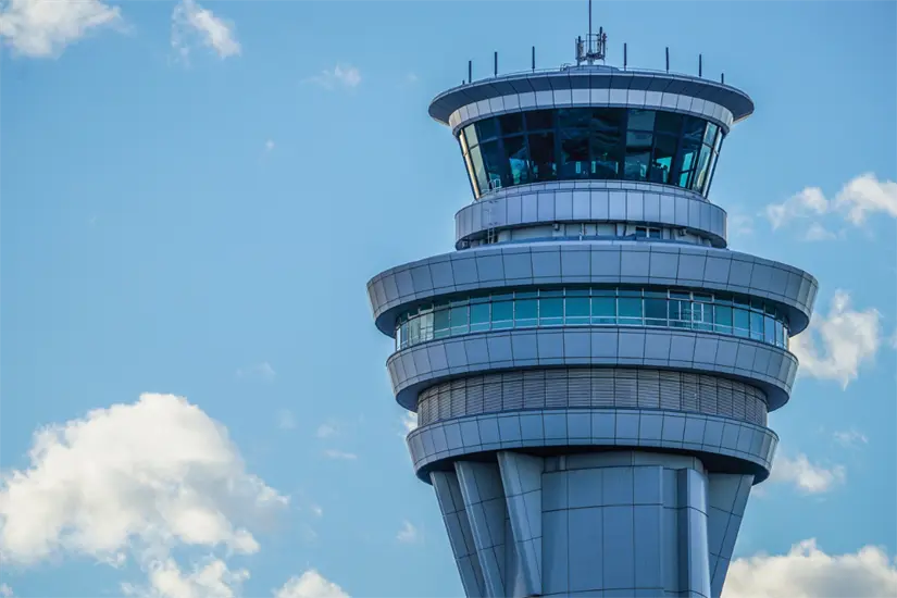 imagen recuadro Controlador aéreo de un aeropuerto. Foto: Canva
