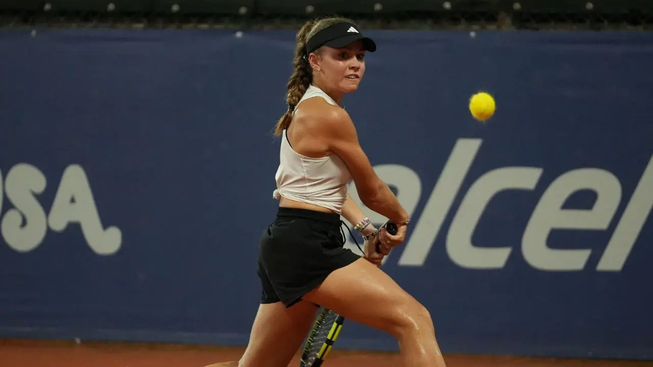 La checa Jana Kovackova durante su partido el martes en la Copa Yucatán de Tenis 2025.- Fuente Alejandro Zapata