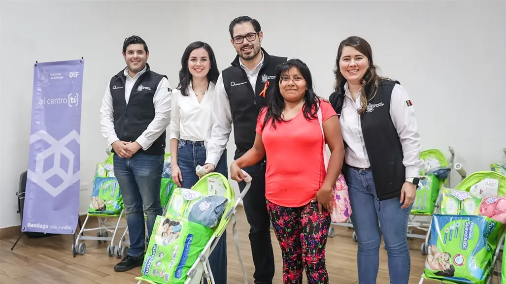 David de la Peña y Olga Villalón entregan apoyos del programa Un Comienzo a Tu Lado en Santiago