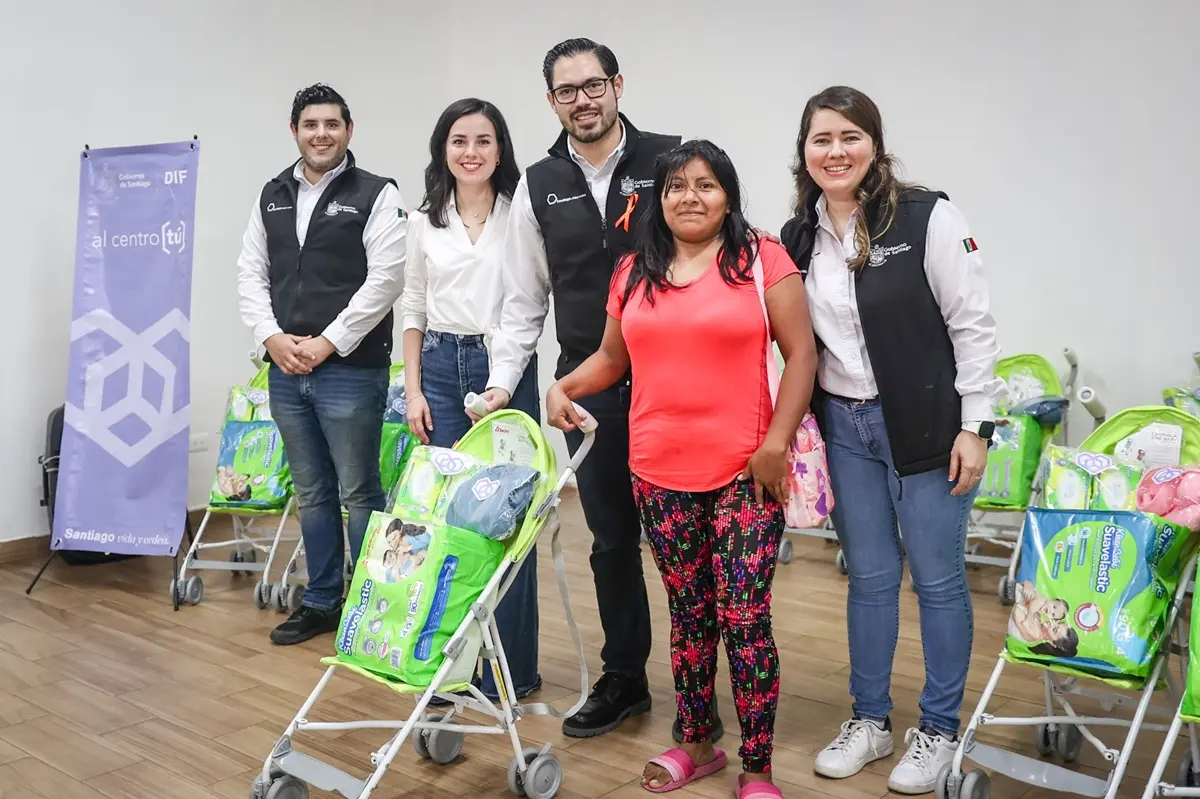 El alcalde de Santiago, David de la Peña, y la presidenta del DIF municipal, Olga Amalia Villalón, entregaron los apoyos de la segunda etapa del programa Un Comienzo a Tu Lado. Foto: Gobierno de Santiago