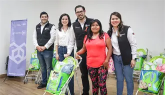 David de la Peña y Olga Villalón entregan apoyos del programa Un Comienzo a Tu Lado en Santiago