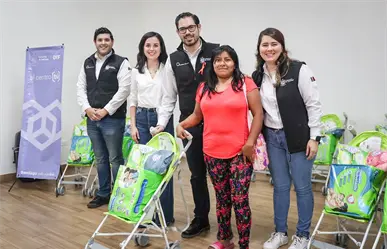 David de la Peña y Olga Villalón entregan apoyos del programa Un Comienzo a Tu Lado en Santiago