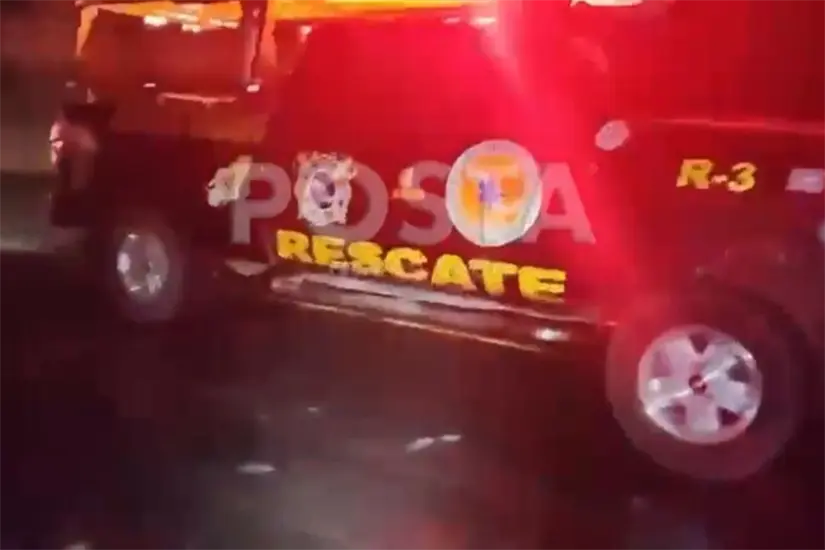 Agentes de Vialidad del municipio acudieron al sitio para abanderar el área. Foto: POSTA MX