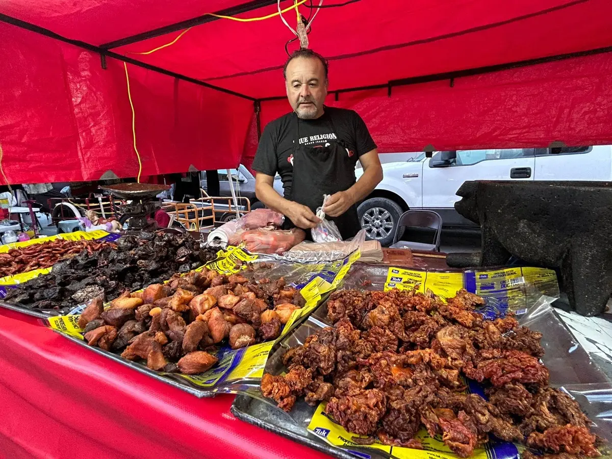 En el mercadito de Los Ébanos no puede faltar el puesto de chicharrones calentitos para deleitar el paladar. Foto: Rosy Sandoval