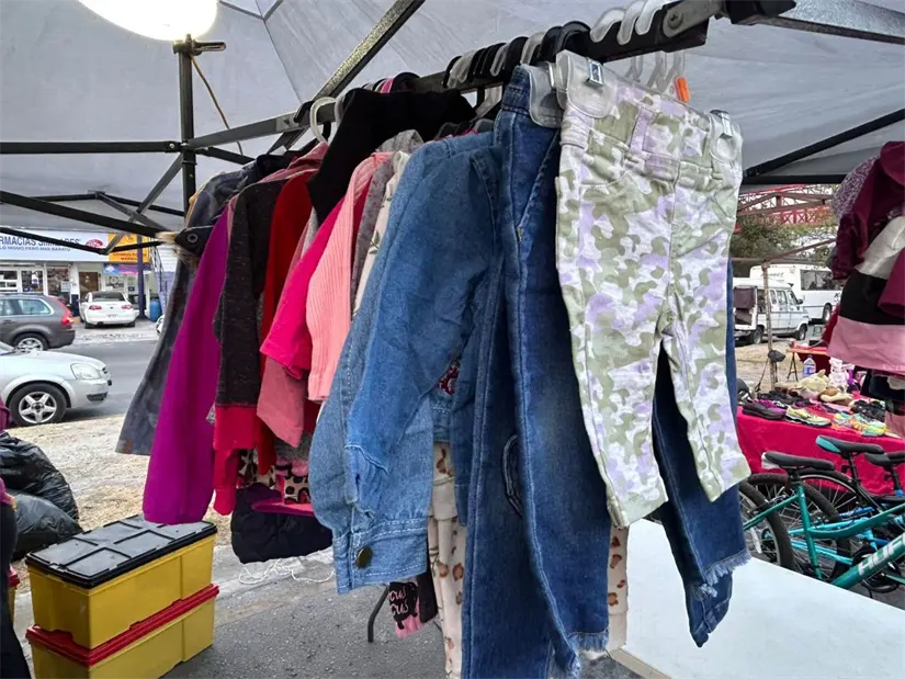 En el mercadito de Los Ébanos se puede encontrar una gran variedad de ropa para toda la familia a bajos precios. Foto: Rosy Sandoval