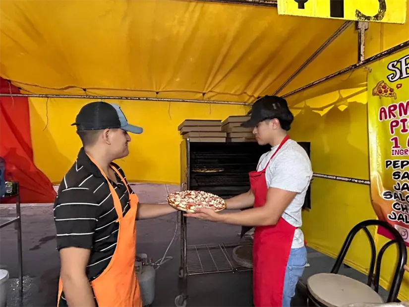 La pizza recién hecha es uno de los antojos más vendidos en el mercadito de Los Ébanos. Foto: Rosy Sandoval