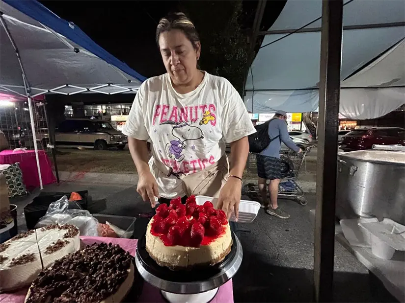 Los pasteles y postres son de los favoritos en el mercadito de Los Ébano. Foto: Rosy Sandoval
