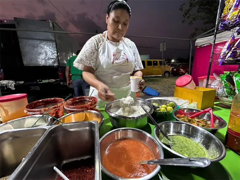 El puesto de elotes en el mercadito de Los Ébanos es un deleite para quienes van a realizar compras. Foto: Rosy Sandoval
