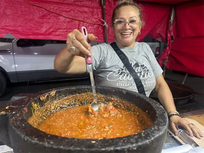 La salsa molcajeteada es un complemento que no puede faltar con los taquitos de chicharrón del mercadito de Los Ébanos. Foto: Rosy Sandoval