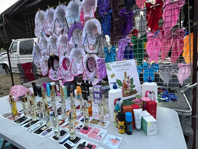Los perfumes y cosméticos no pueden faltar en el mercadito de Los Ébanos. Foto: Rosy Sandoval