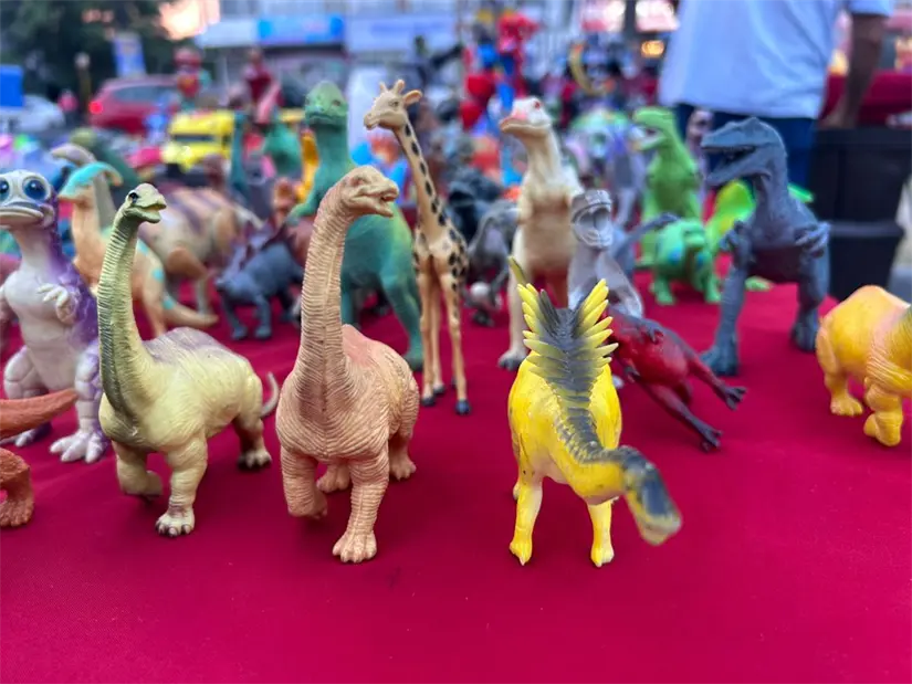 Una variedad de juguetes a precios económicos se pueden encontrar en el mercadito de Los Ébanos para los pequeños del hogar. Foto: Rosy Sandoval