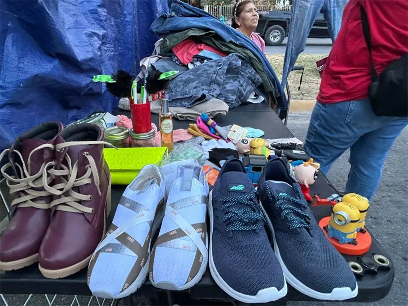 Tenis y zapatos nuevos y usados a buen precio ofrecen los comerciantes del mercado de Los Ébanos en Apodaca. Foto: Rosy Sandoval