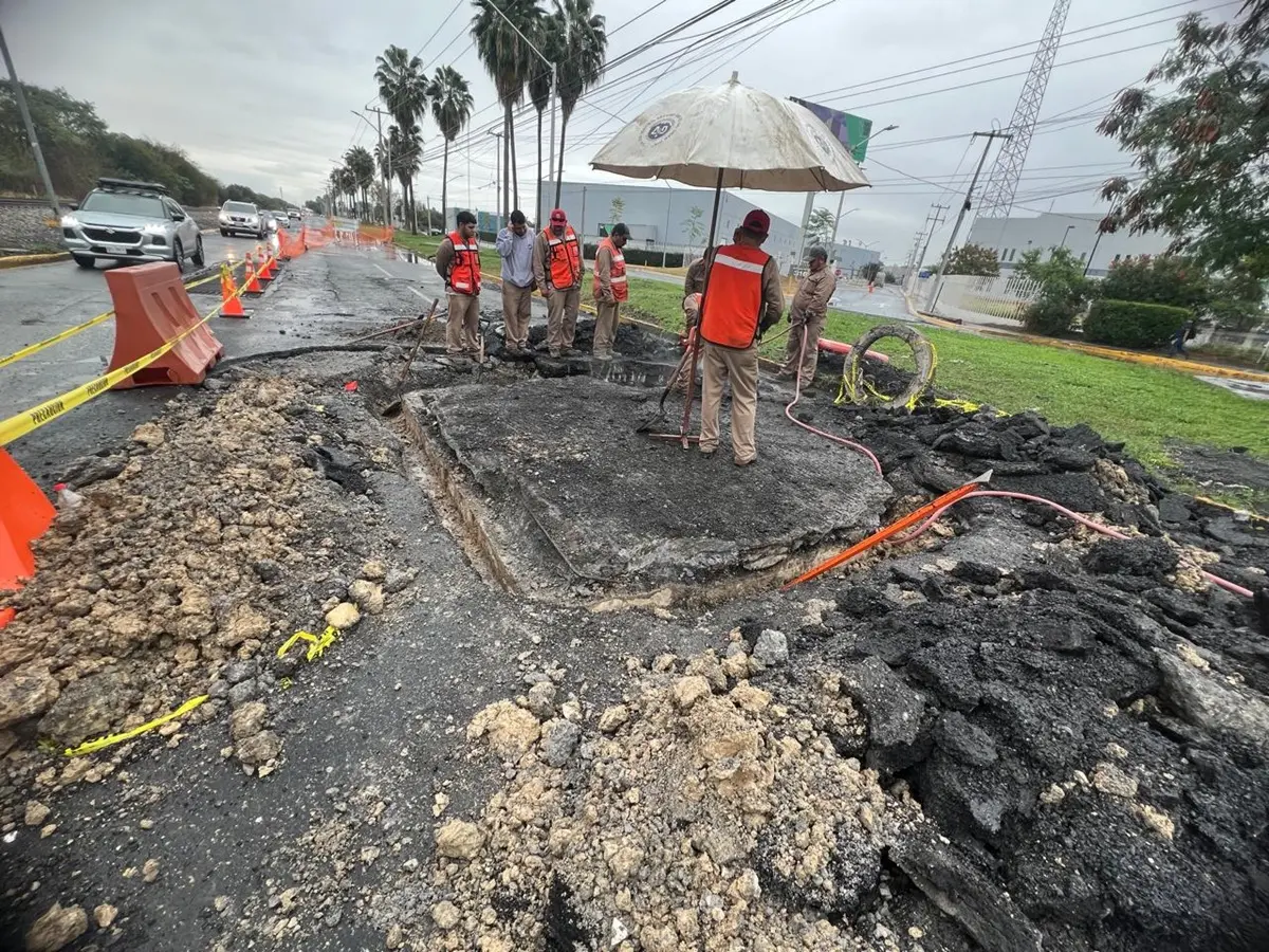 El Gobierno de Escobedo y Agua y Drenaje de Monterrey realizan trabajos de reparación de la avenida Manuel L. Barragán tras registrar daños por las lluvias. Foto: Gobierno de Escobedo