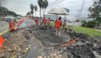 Escobedo realiza trabajos de reparación en la avenida Manuel L Barragán tras lluvias