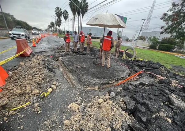 Escobedo realiza trabajos de reparación en la avenida Manuel L Barragán tras lluvias