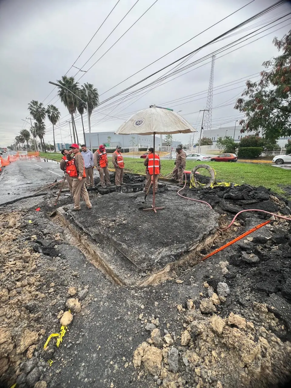imagen recuadro Una cuadrilla de Agua y Drenaje de Monterrey realiza trabajos de reparación en la avenida Manuel L. Barragán, en su cruce con avenida Las torres y la calle Alfonso Reyes, en el municipio de Escobedo. Foto: Gobierno de Escobedo