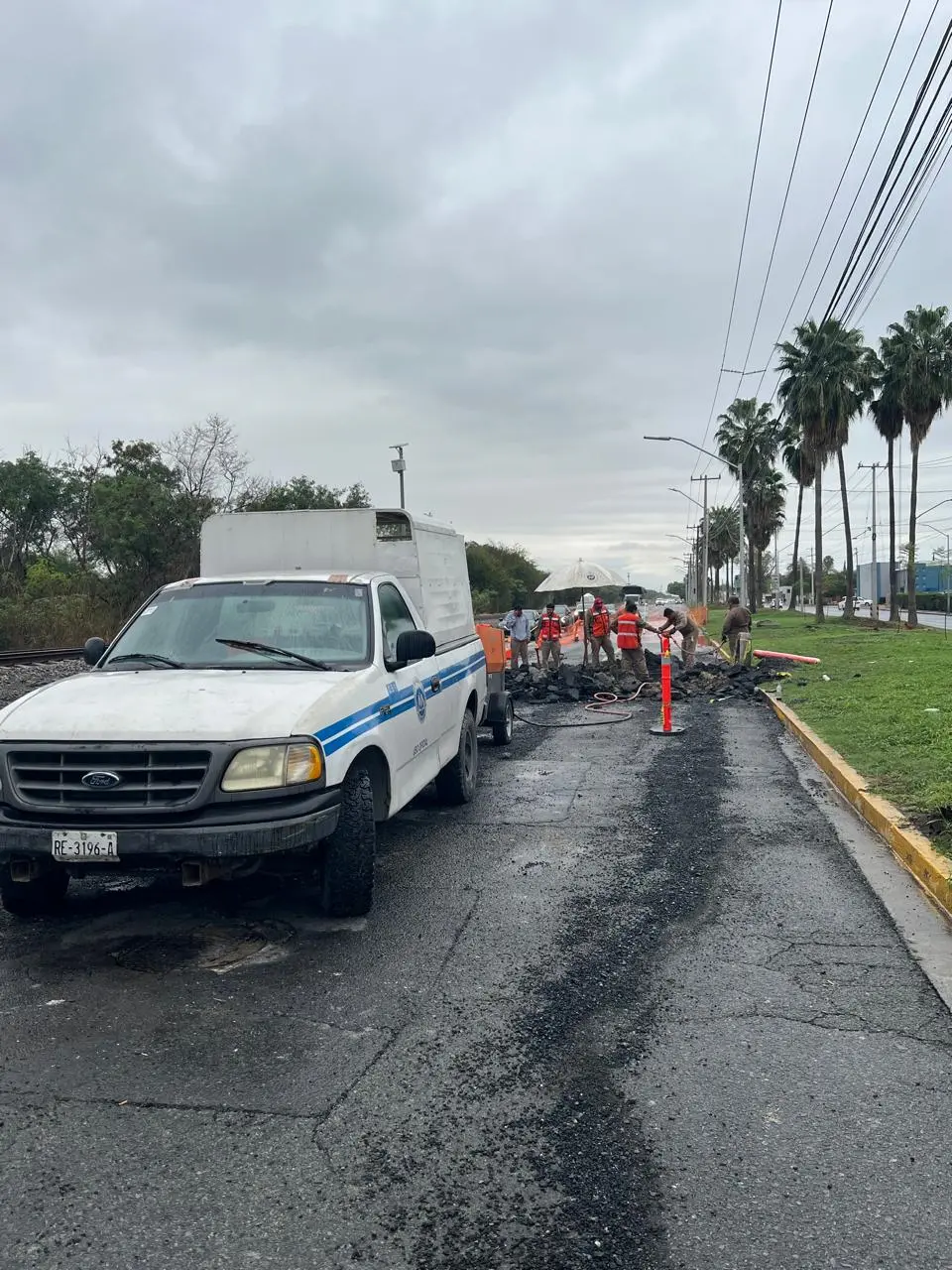 imagen recuadro Las lluvias dejaron daños en un colector de drenaje sanitario, por lo que una cuadrilla de Agua y Drenaje de Monterrey realiza los trabajos de reparación. Foto: Gobierno de Escobedo
